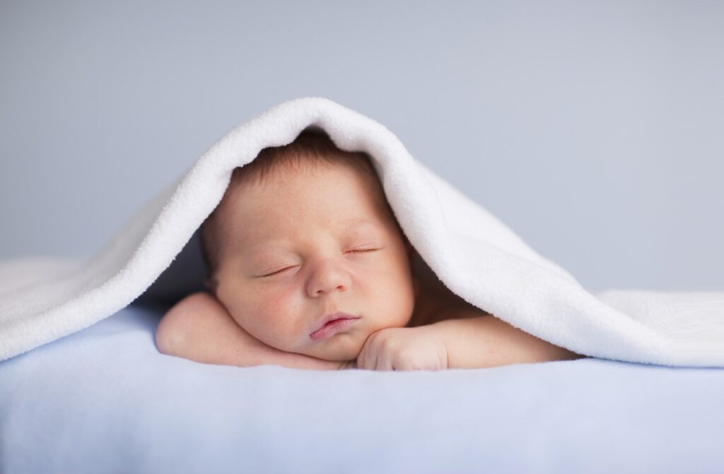 Cuándo empiezan los bebés a dormir del tirón