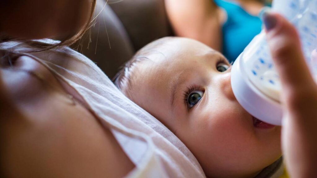 Cuántas veces debe de comer un bebé de un mes en la noche