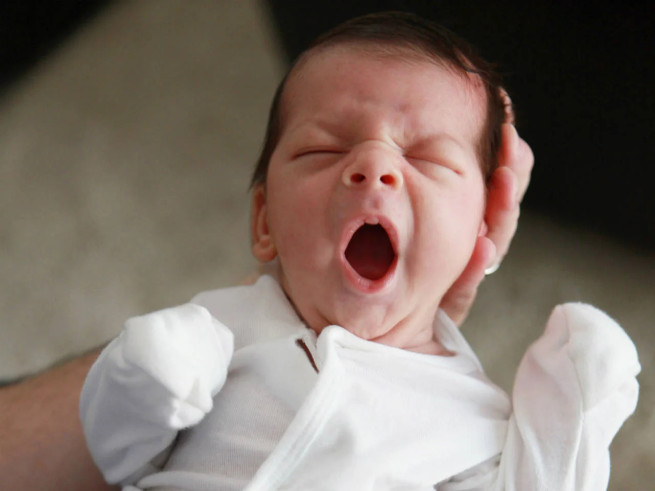 Por qué los bebés recién nacidos no duermen en la noche