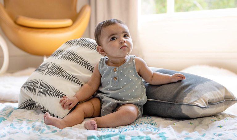 Qué pasa si se sienta a un bebé de 3 meses