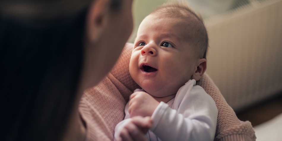 Qué significa cuando un bebé te mira y sonríe