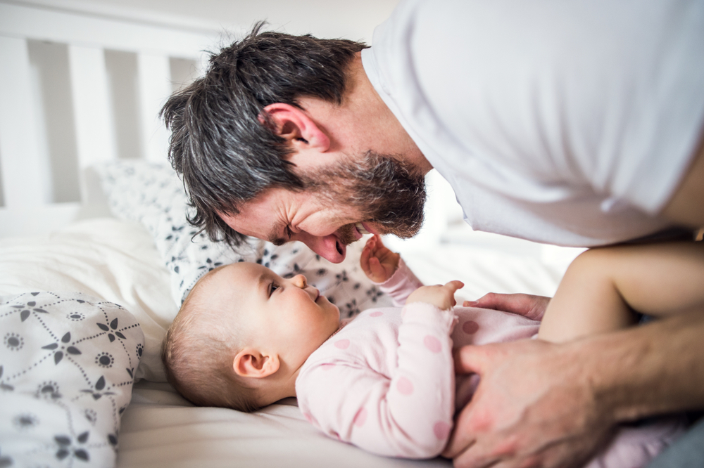 cuándo comienzan los bebés a dormir toda la noche